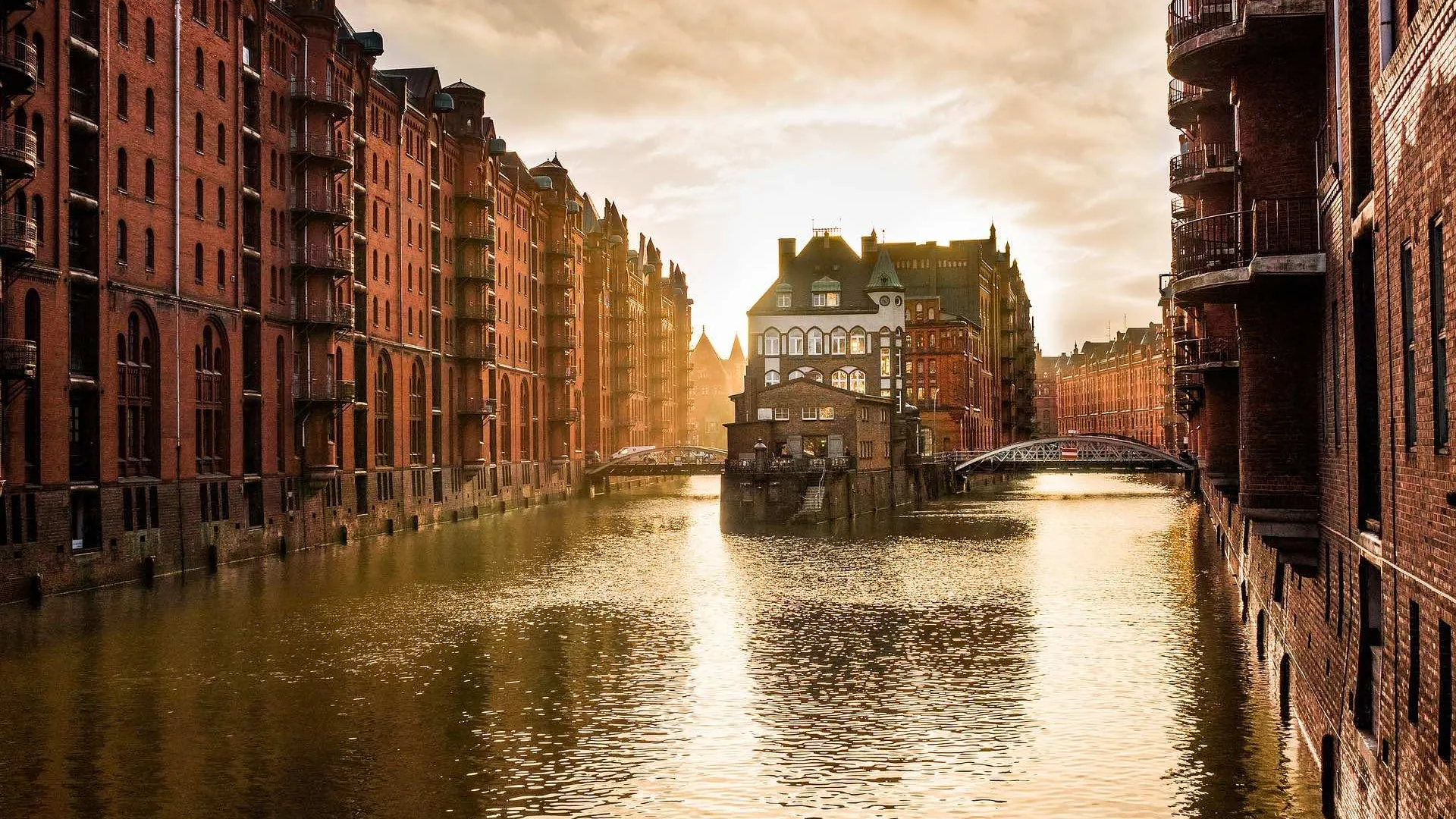Hamburg mit Elbphilharmonie und Hafen